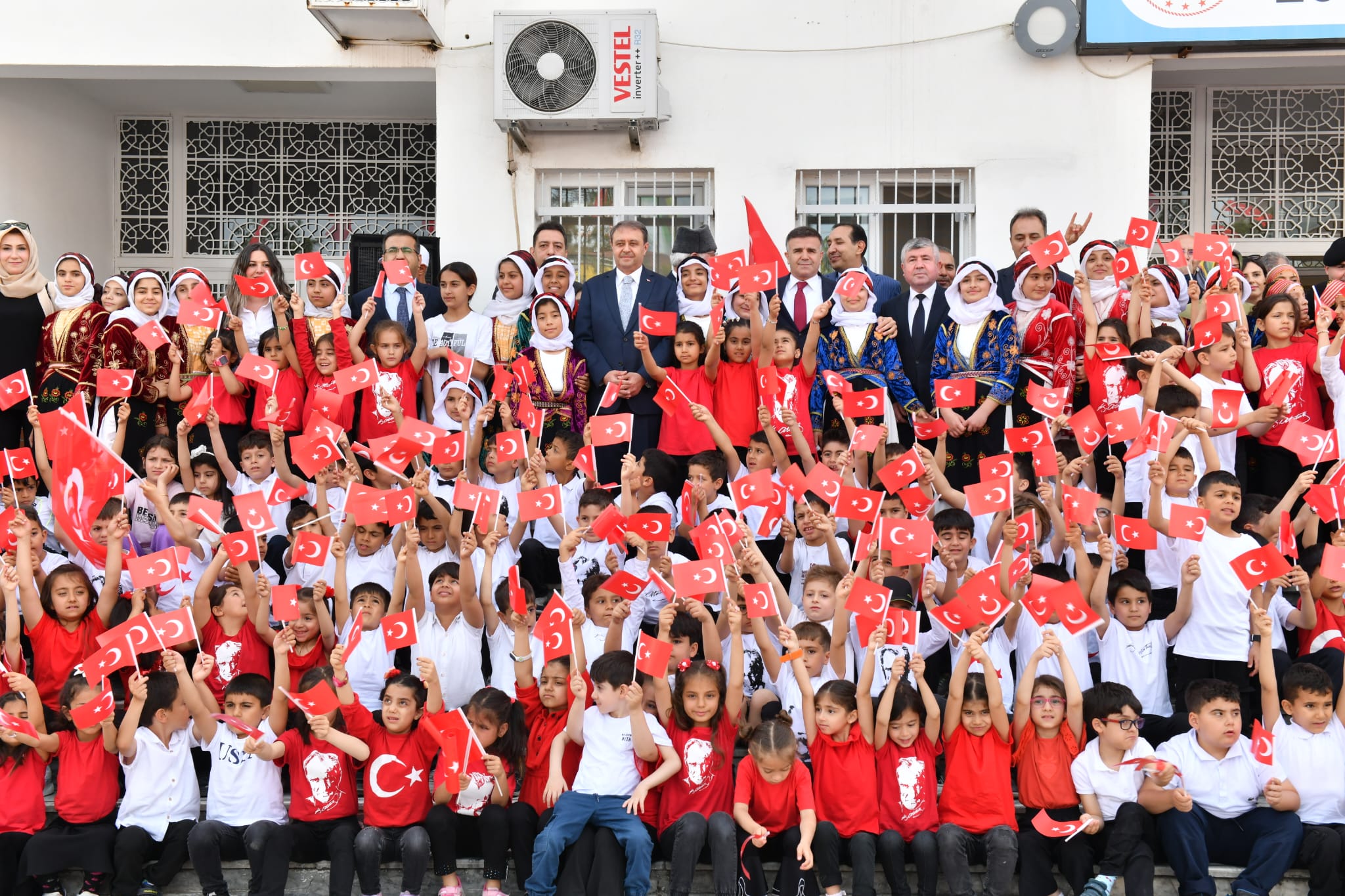 Vali Hasan Şıldak, 23 Nisan kutlamalarına katıldı.