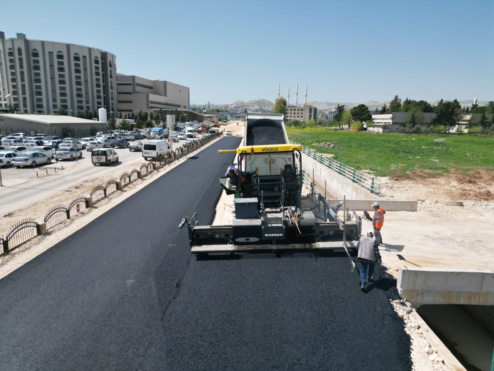 BÜYÜKŞEHİR’DEN AKÇAKALE YOLUNDA ASFALT ÇALIŞMASI