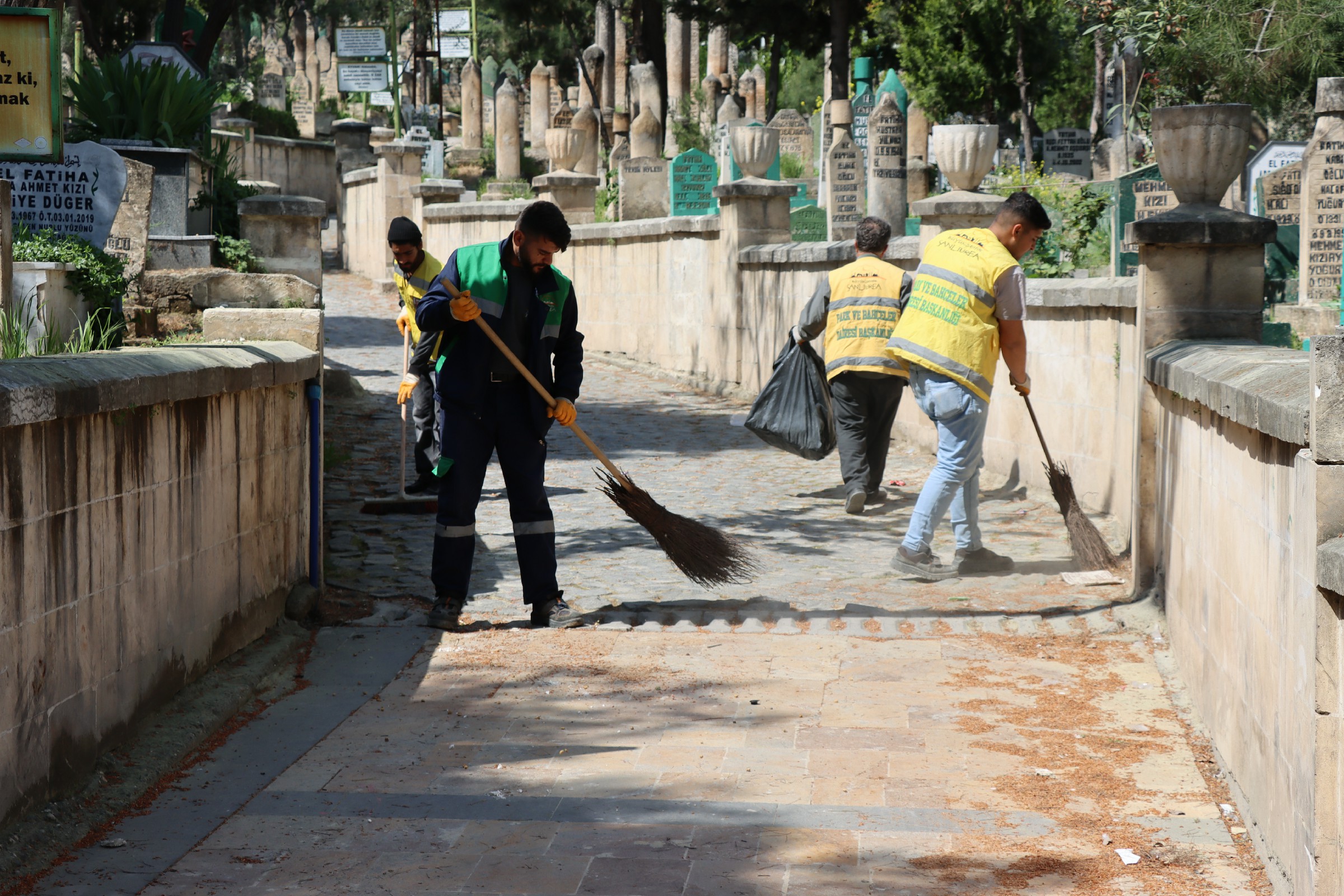 ŞANLIURFA BÜYÜKŞEHİR’DEN MEZARLIKLARDA BAYRAM TEMİZLİĞİ