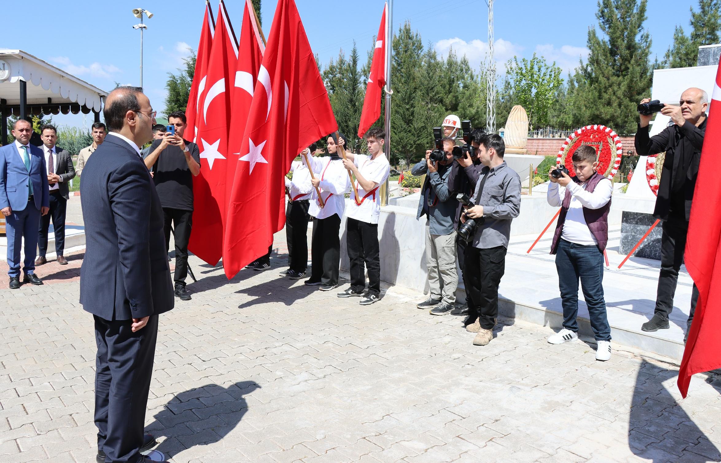 BAŞKANVEKİLİ AV. AHMET AKSOY ŞEHİTLER ANITINA ÇELENK SUNMA TÖRENİNE KATILDI