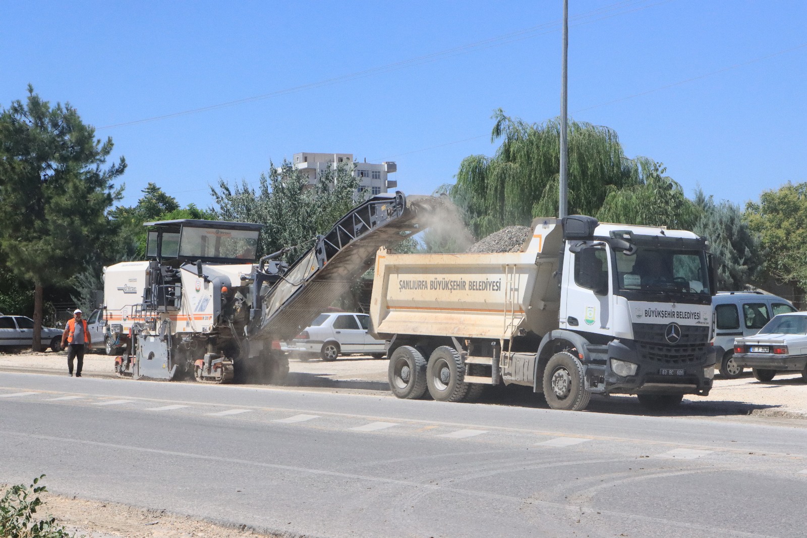 BÜYÜKŞEHİR’DEN DEFORME OLAN YOLLARDA ASFALT ÇALIŞMASI