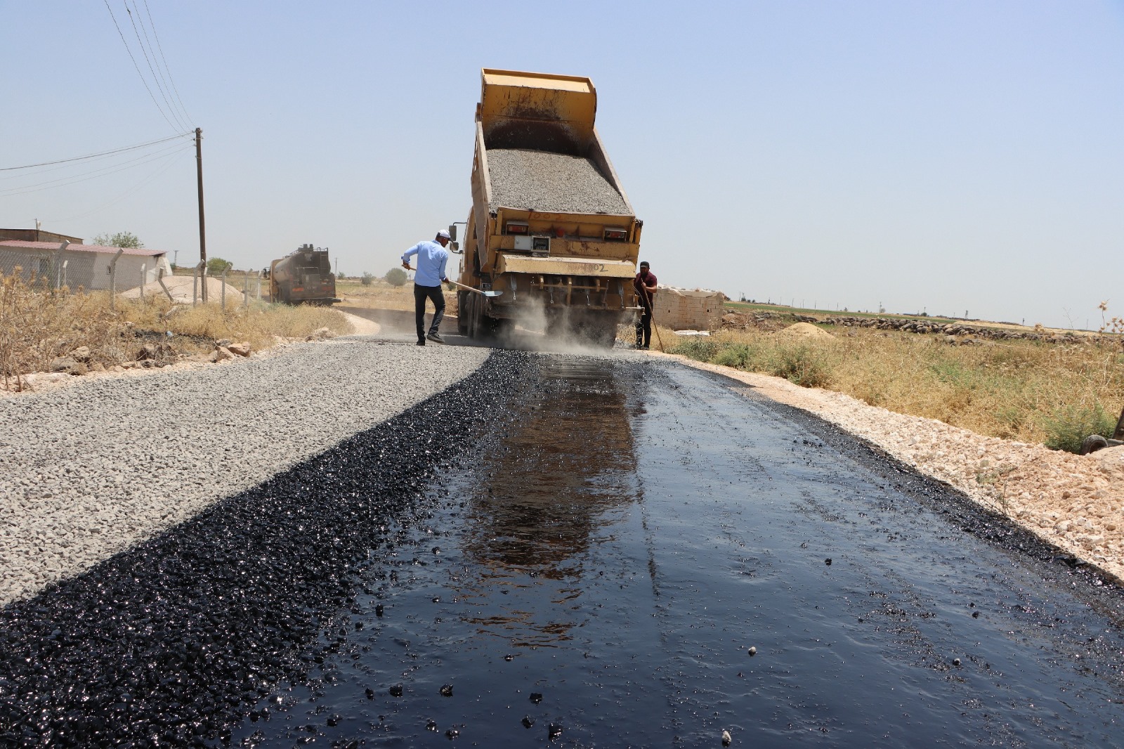 BÜYÜKŞEHİR VİRANŞEHİR’DE YOL KALİTESİNİ ARTIRMAK İÇİN SATHİ ASFALT ÇALIŞMALARINI HIZLANDIRIYOR