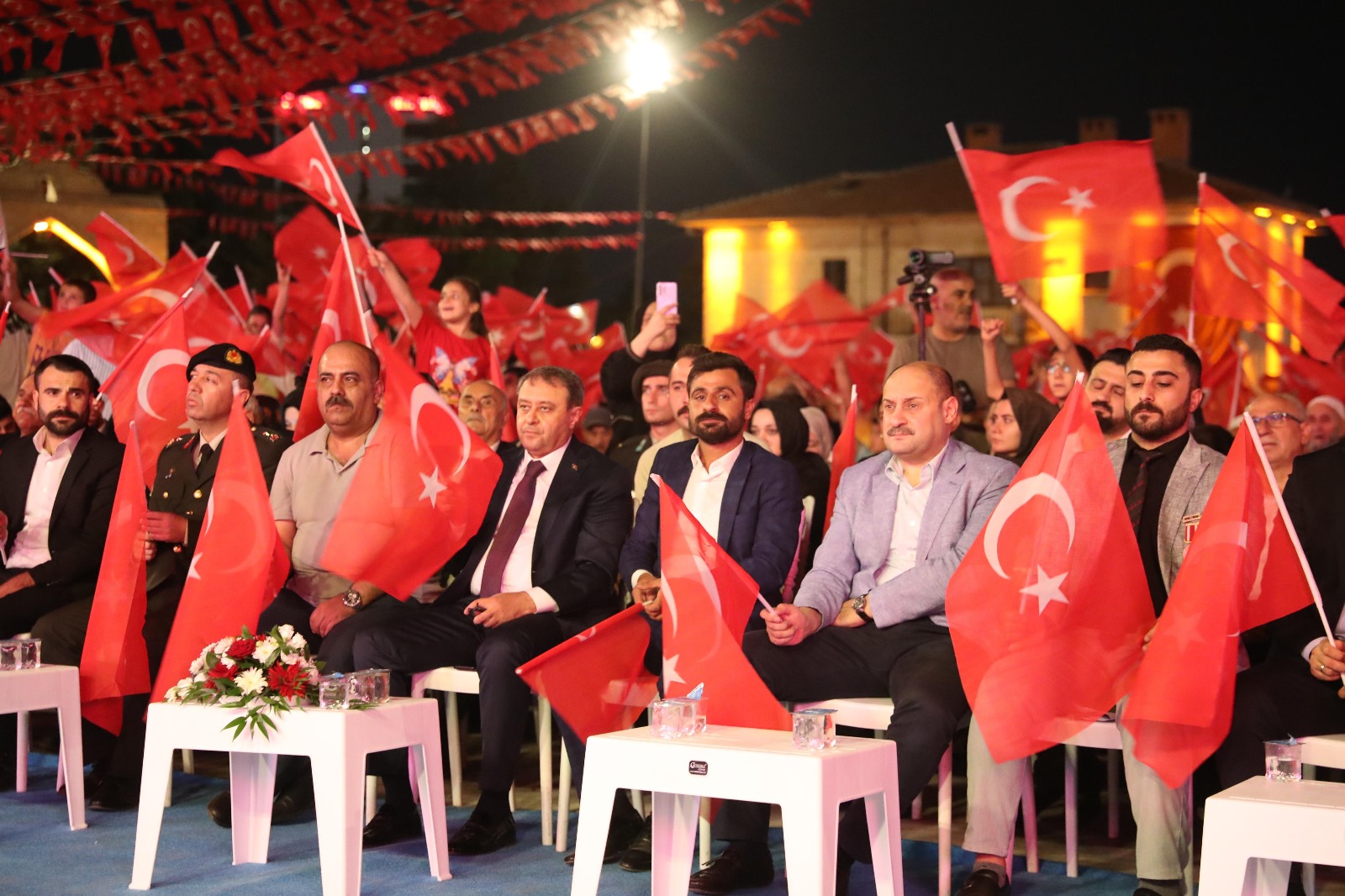 BAŞKAN MEHMET KASIM GÜLPINAR, “O KARANLIK GECEYİ AYDINLATAN HERKESE MİNNETTARIZ”