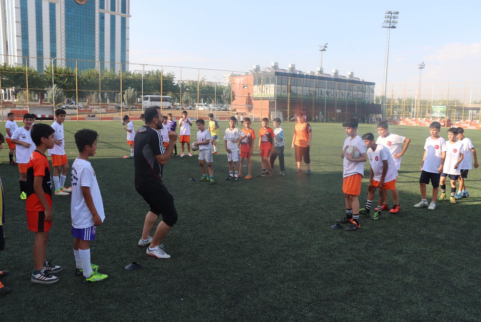 BÜYÜKŞEHİR FUTBOL YAZ OKULU GELECEĞİN FUTBOLCULARINI YETİŞTİRİYOR