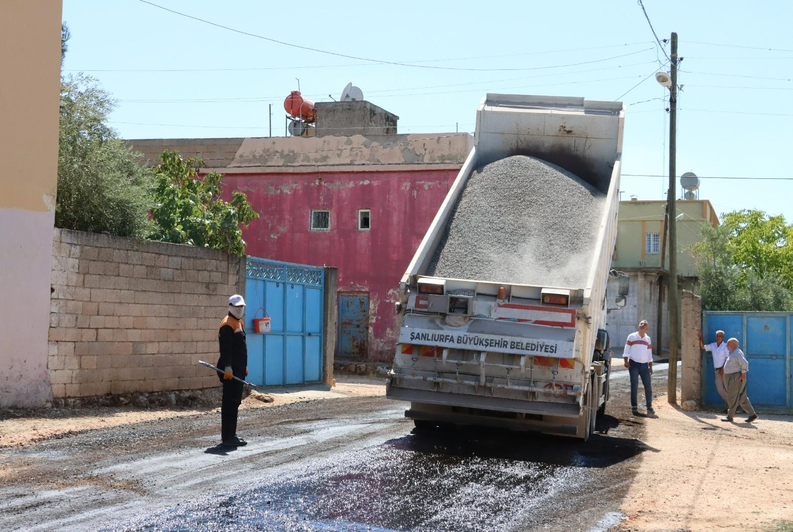 BÜYÜKŞEHİR’DEN HALFETİ VE BİRECİK KIRSALINDA SATHİ KAPLAMA ASFALT ÇALIŞMASI