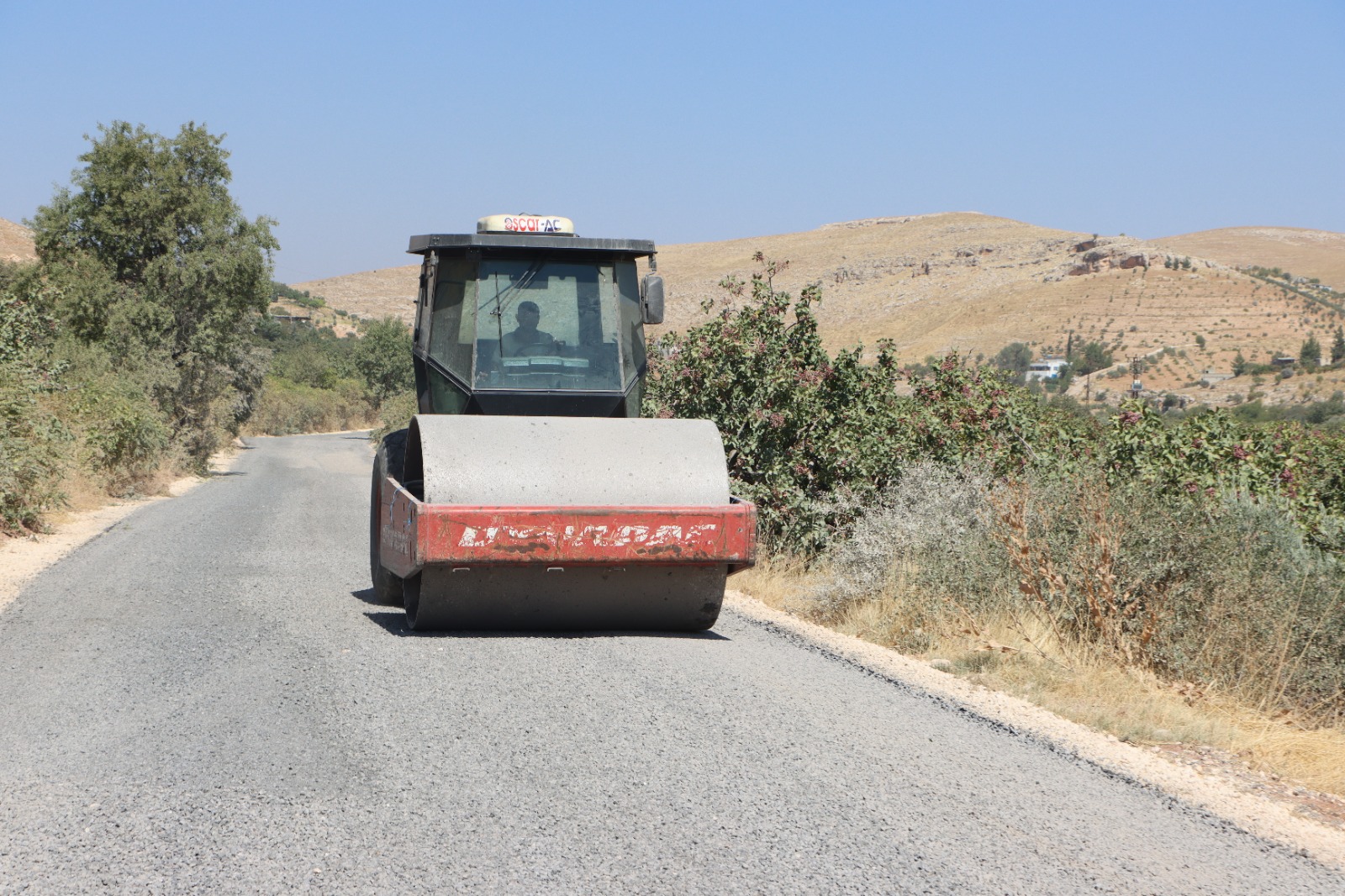 KIRSAL’DA YOLLAR DAHA GÜVENLİ VE KONFORLU HALE GETİRİLİYOR