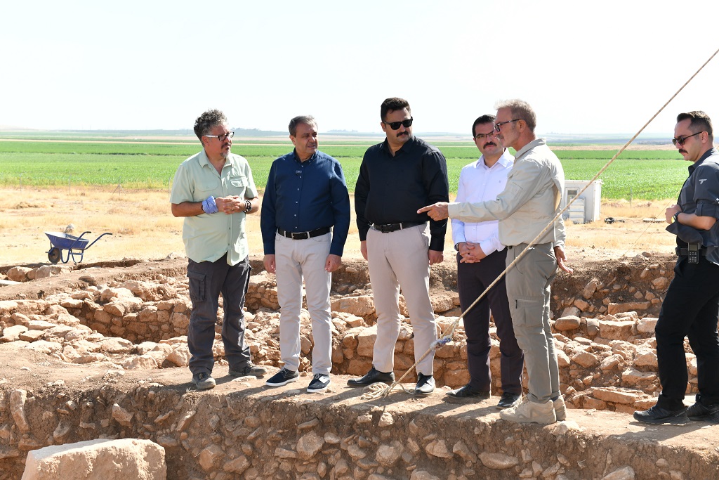 Vali Şıldak Sefertepe ve Karahantepe’de Arkeolojik Kazı Çalışmalarını Yerinde İnceledi