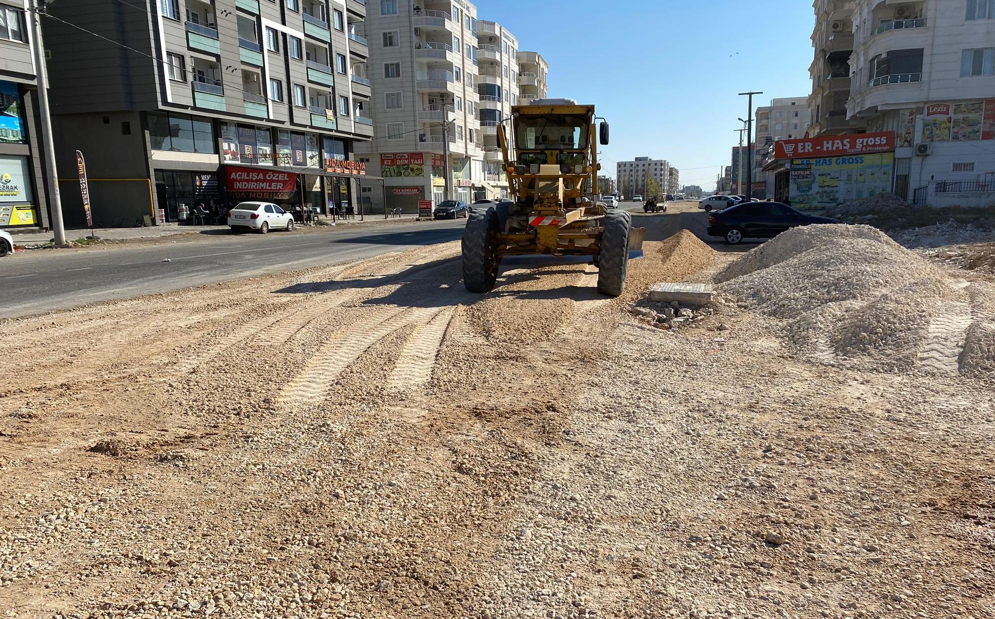 BÜYÜKŞEHİR’DEN AYNI ANDA FARKLI İLÇELERDE YOL ATAĞI SÜRÜYOR