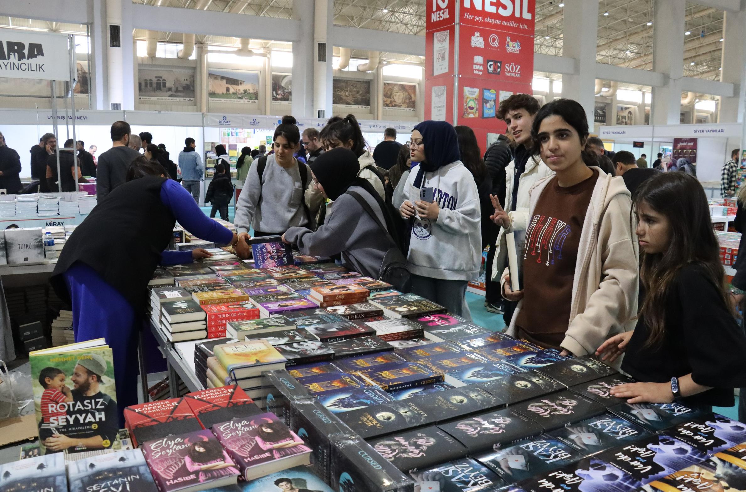 ŞANLIURFA KİTAP FUARINDA İLK GÜN YOĞUNLUĞU