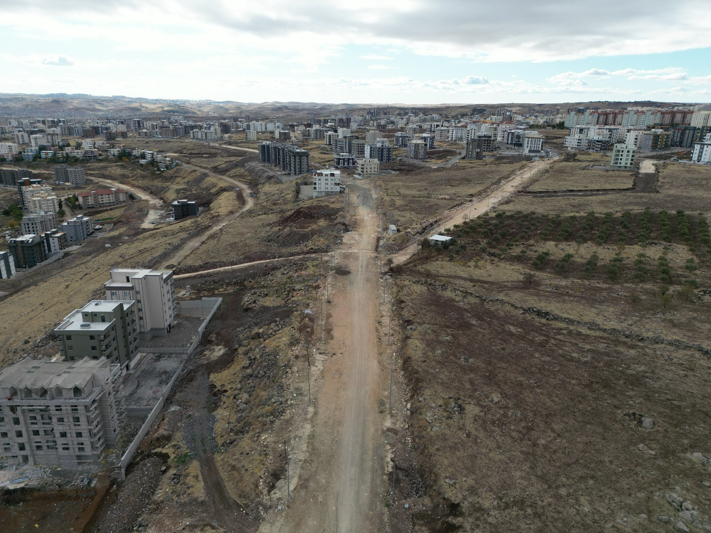 BÜYÜKŞEHİR 13 İLÇEDE YOL AĞINI GENİŞLETİYOR