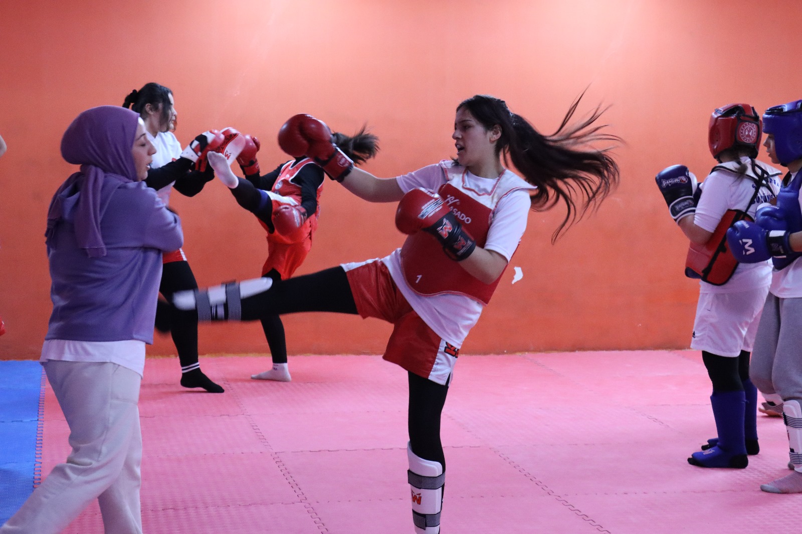 BÜYÜKŞEHİR BELEDİYESİ, GENÇLERE MUAY THAİ İLE BAŞARI YOLU AÇIYOR